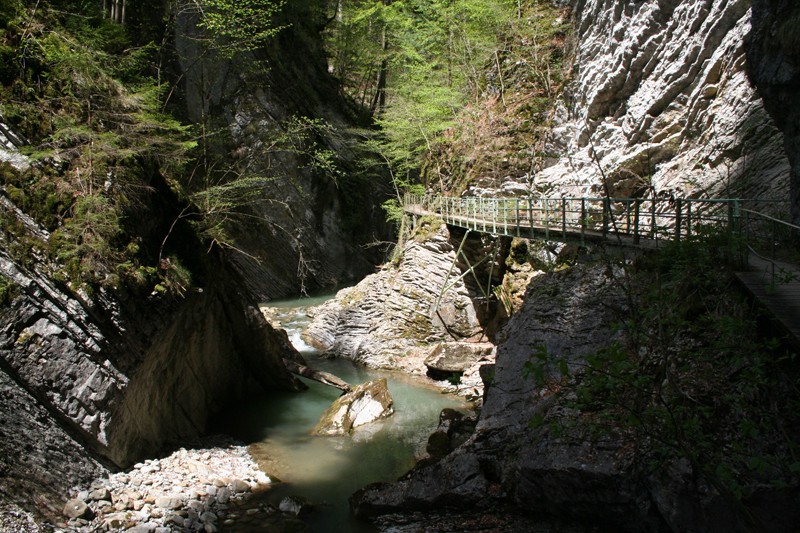 Durch die Jaunbachschlucht führen mehrere Stege und Brücken. 
 