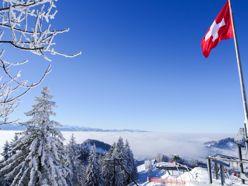 Zu Beginn der Schneeschuhtour erwartet einen schon einmal dieser Ausblick. (Foto: Vera In-Albon)