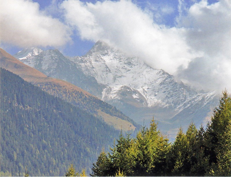 Blick auf den beeindruckenden Mont Vélan, auf dessen Gipfel die Grenze zwischen der Schweiz und Italien verläuft.