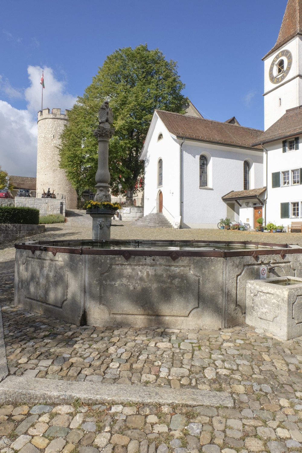 Der Wanderweg verlässt das Schlossstädtchen Regensberg gegenüber der Kirche. Bild: Elsbeth Flüeler