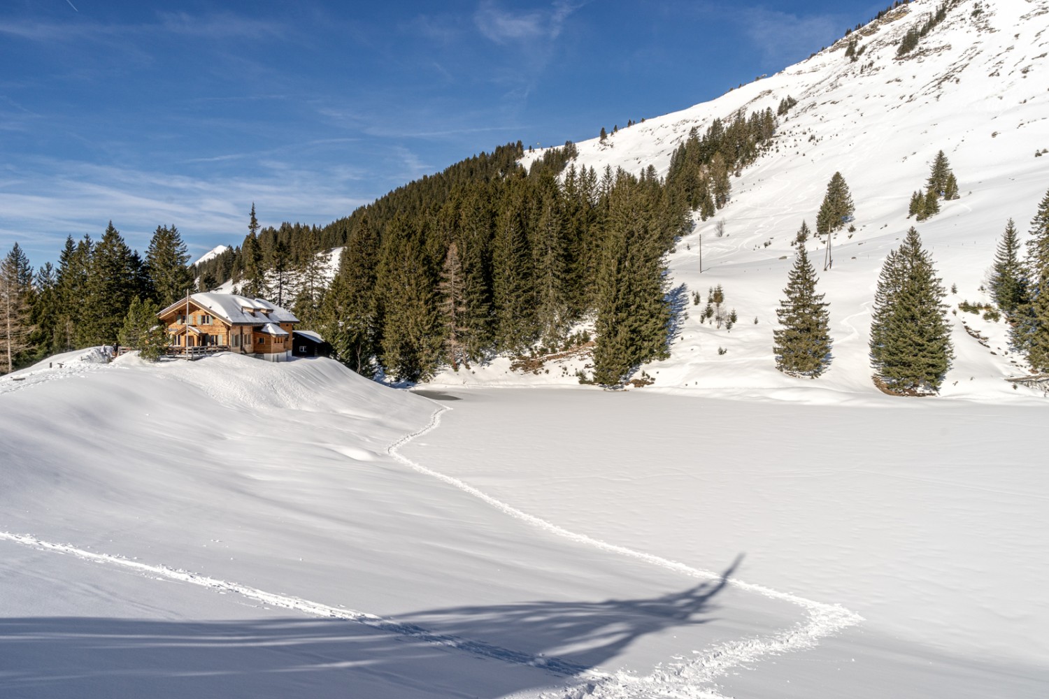 Der See ist zugeschneit. Bild: Fredy Joss