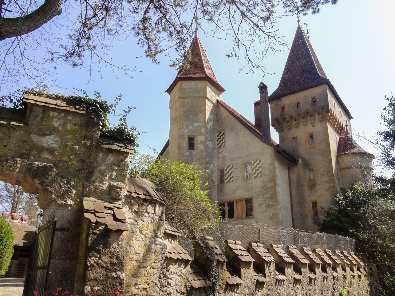 Das zauberhafte Schloss Jeanjaquet überrascht den Wanderer.