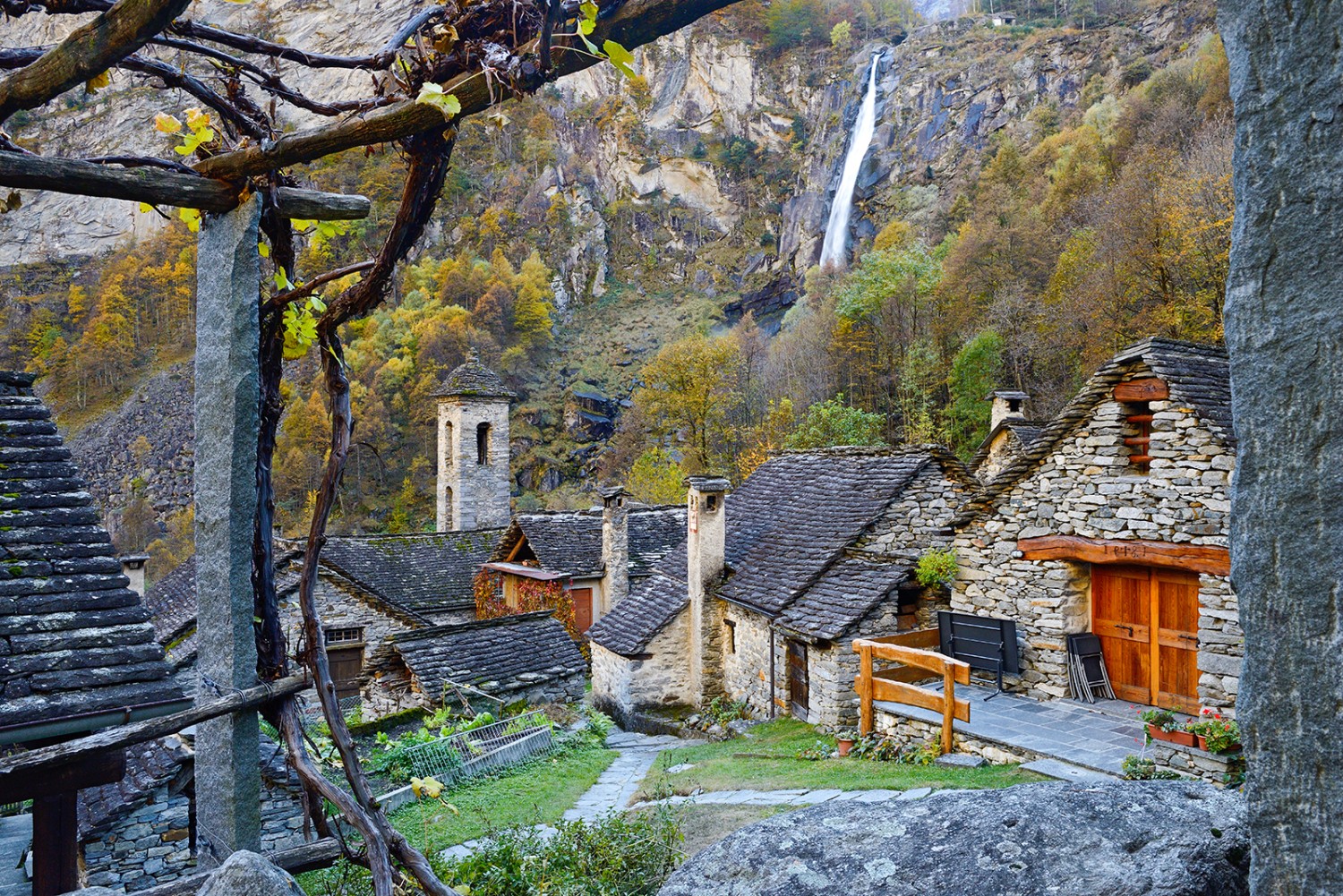 In Foroglio beginnt die Wanderung; im Zickzack arbeitet man sich in die Nähe des Wasserfalls hinauf. Bild: natur-welten.ch