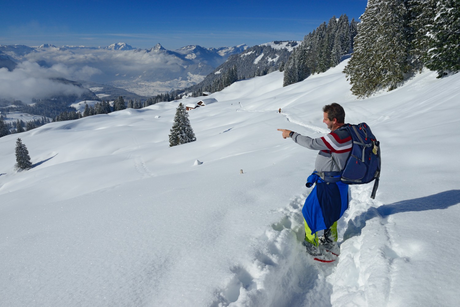 Der Schneeschuhweg sonnseitig beim Hudelschijen. Von hier bietet sich eine prächtige Sicht auf die Bergwelt rund um den Stoos.
