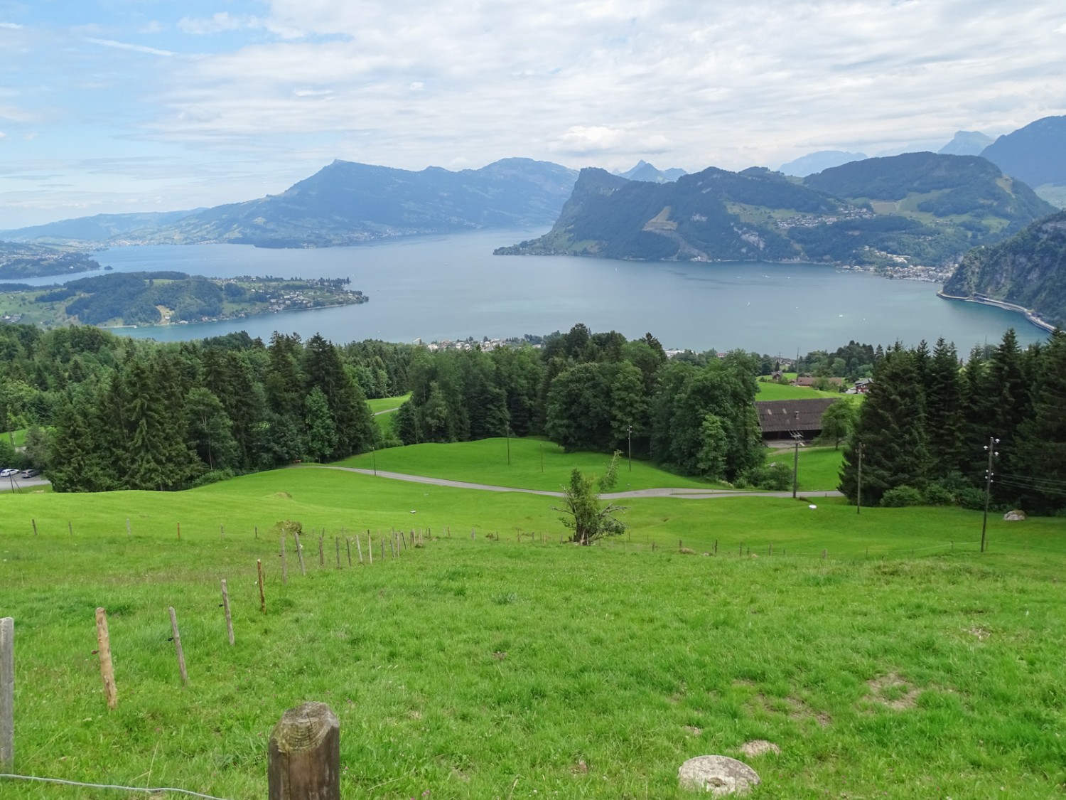 Sur le chemin en direction du col du Rengg, la vue sur le lac des Quatre-Cantons est splendide. Photo: Daniela Rommel