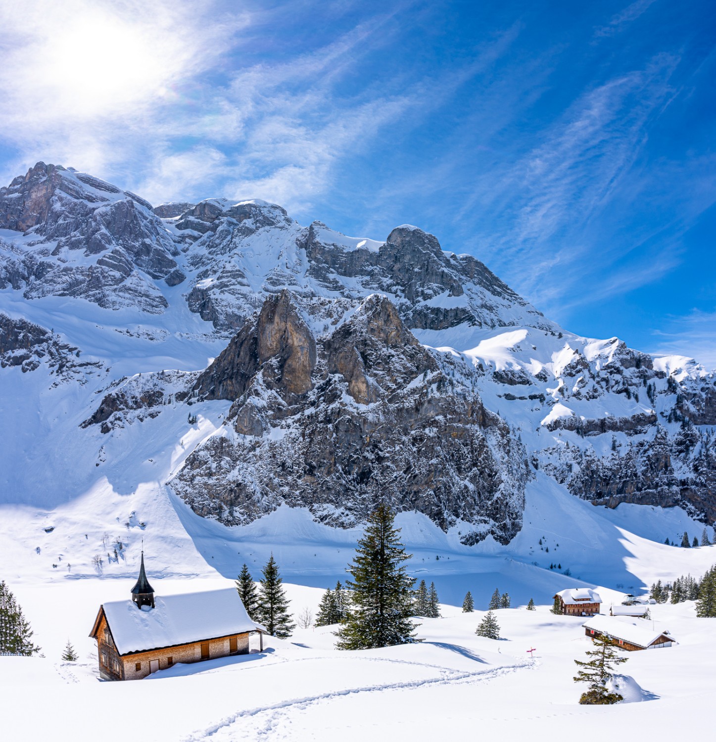 Bei der Kapelle führt eine Zusatzschlaufe hinunter zum Berggasthaus Bannalpsee. Bild: Franz Ulrich