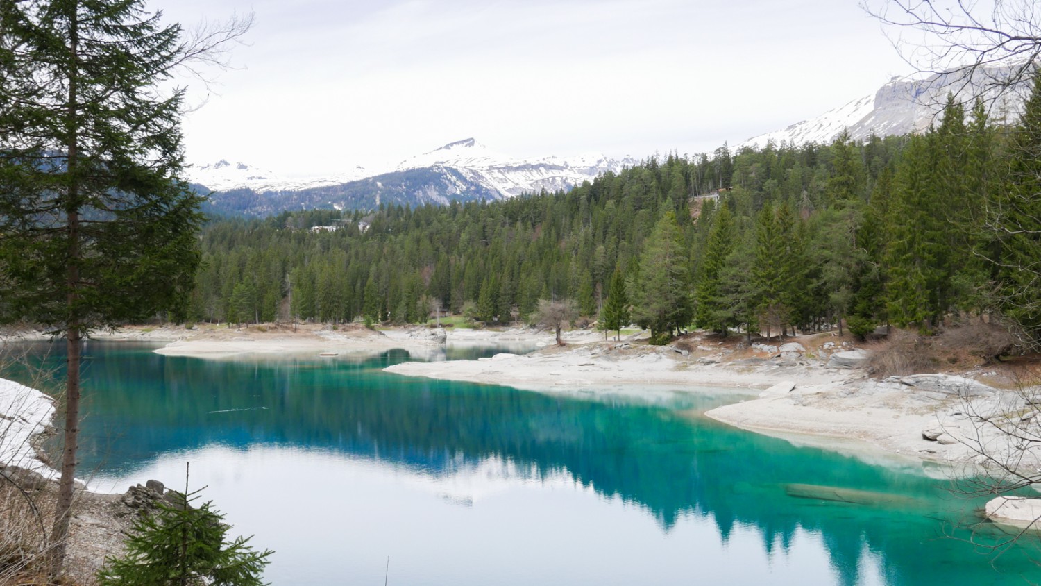 Il lago di Cauma affascina per le sue infinite sfumature di blu e offre angoli ideali per fare una sosta e rifocillarsi.