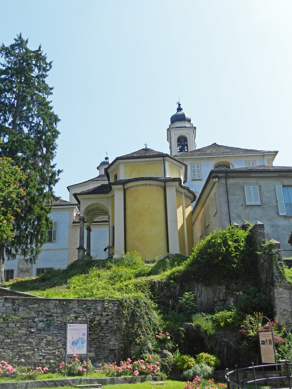 Der Weg zum Sacro Monte Calvario ist auch ein Kreuzweg und stellt den Leidensweg Christi dar.