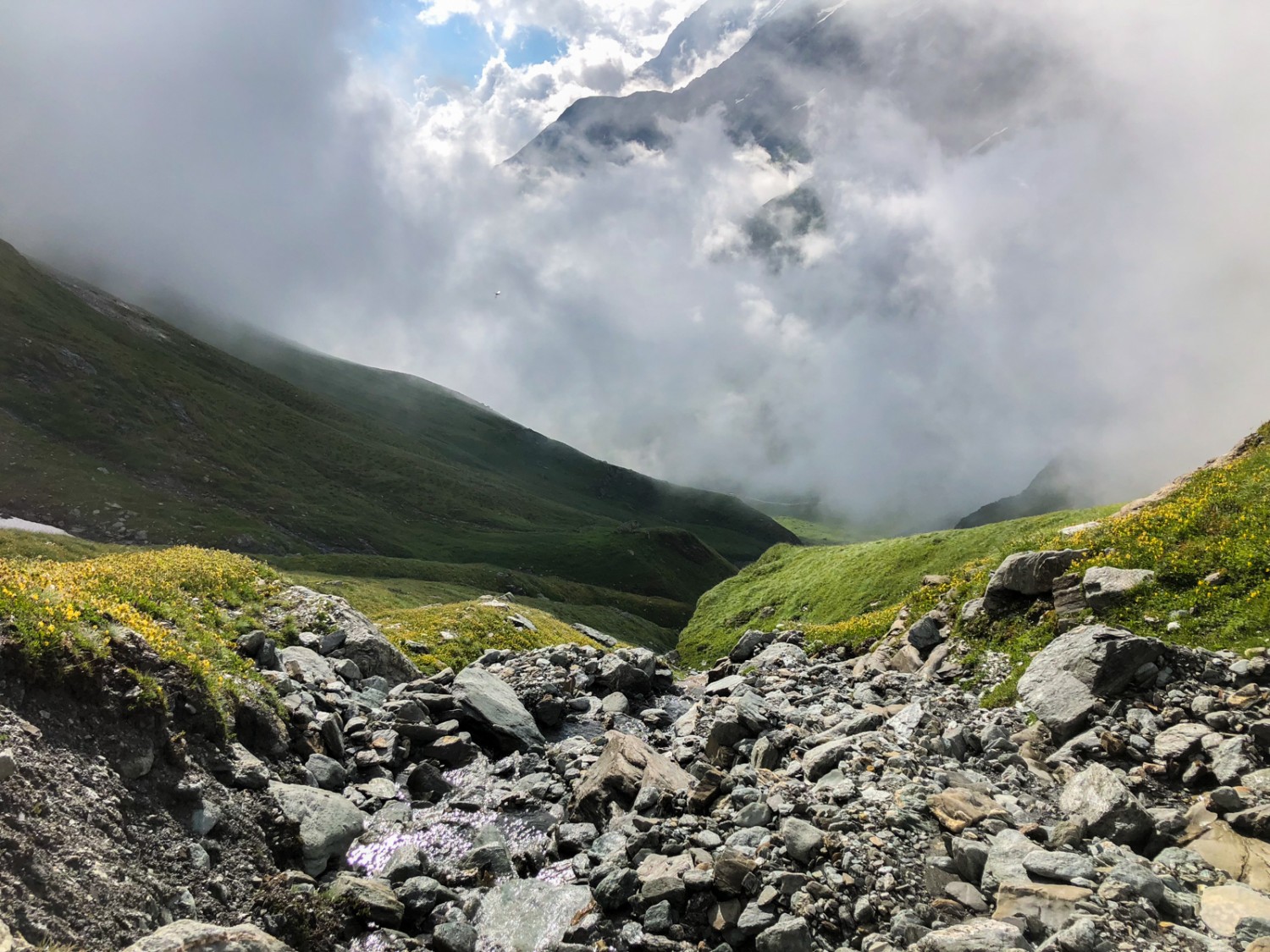 Wolkenschauspiel kurz nach der Sardonahütte. Bild: Vera In-Albon