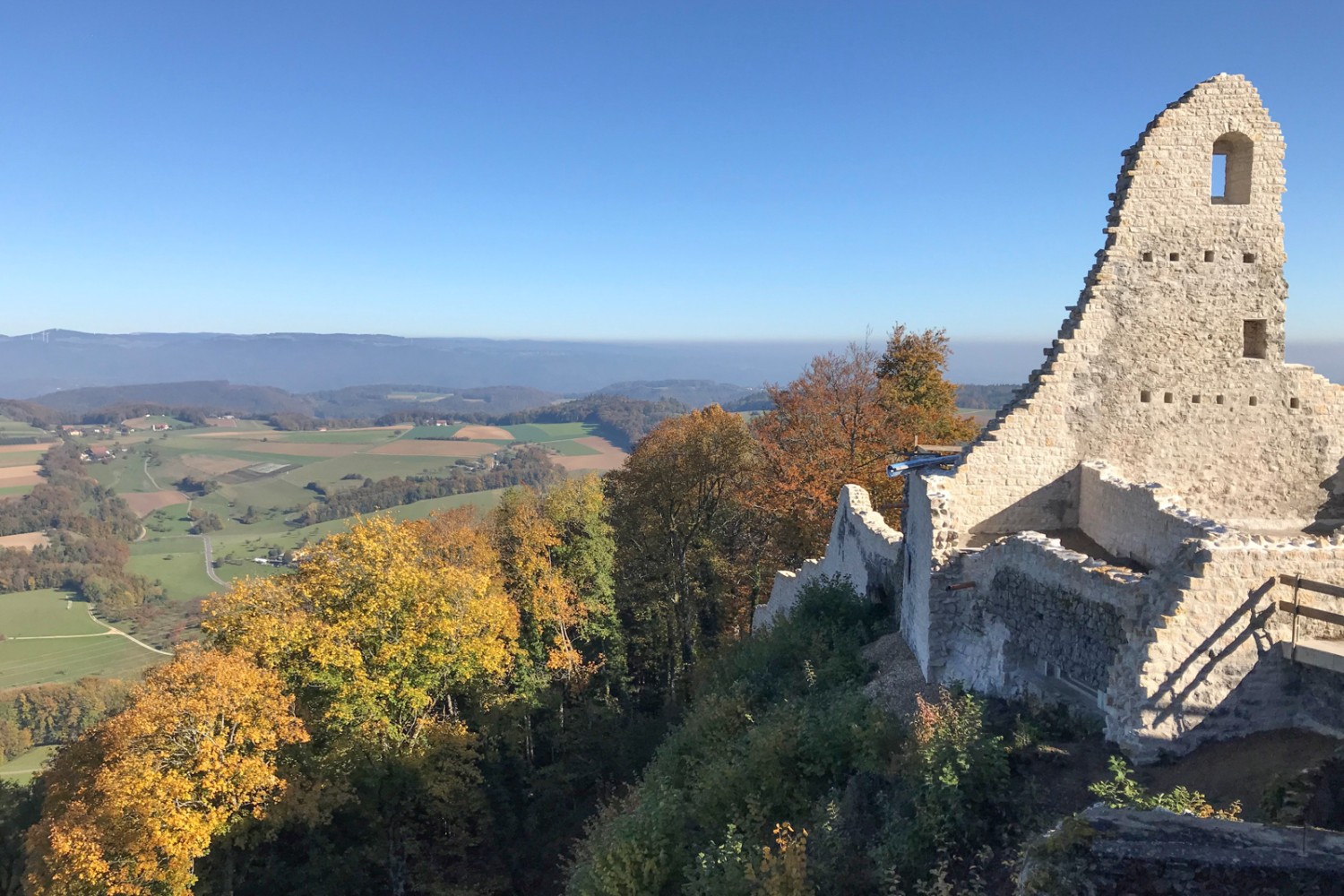 Ob herangaloppierende Burgritter oder einfach sanfte Hügel – was man von der Burgruine aus sieht, liegt im Auge des Betrachters. Bild: Ulrike Marx 