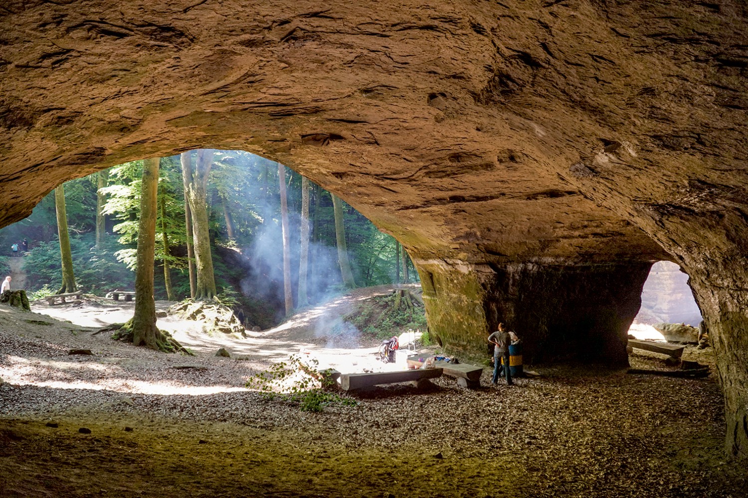 Le grotte di arenaria nel bosco di Liebegg invitano grandi e piccini a fare una grigliata.