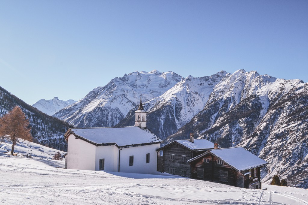 Le Balfrin scintille derrière la chapelle Sainte-Anne. Photo: Sabine Joss