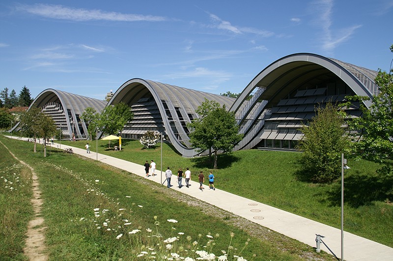Die dreistündige Stadtwanderung ums Zentrum Paul Klee bietet Architektur, Kunst und Bewegung in einem.
