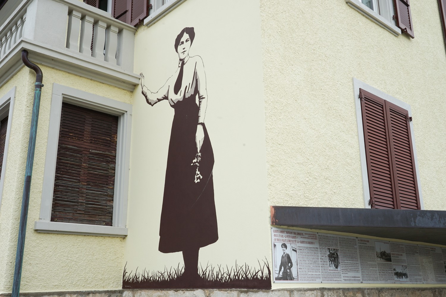 Im Zentrum von Courgenay erinnert eine Gedenktafel an die Geschichte der «Petite Gilberte». Bild: Reto Wissmann