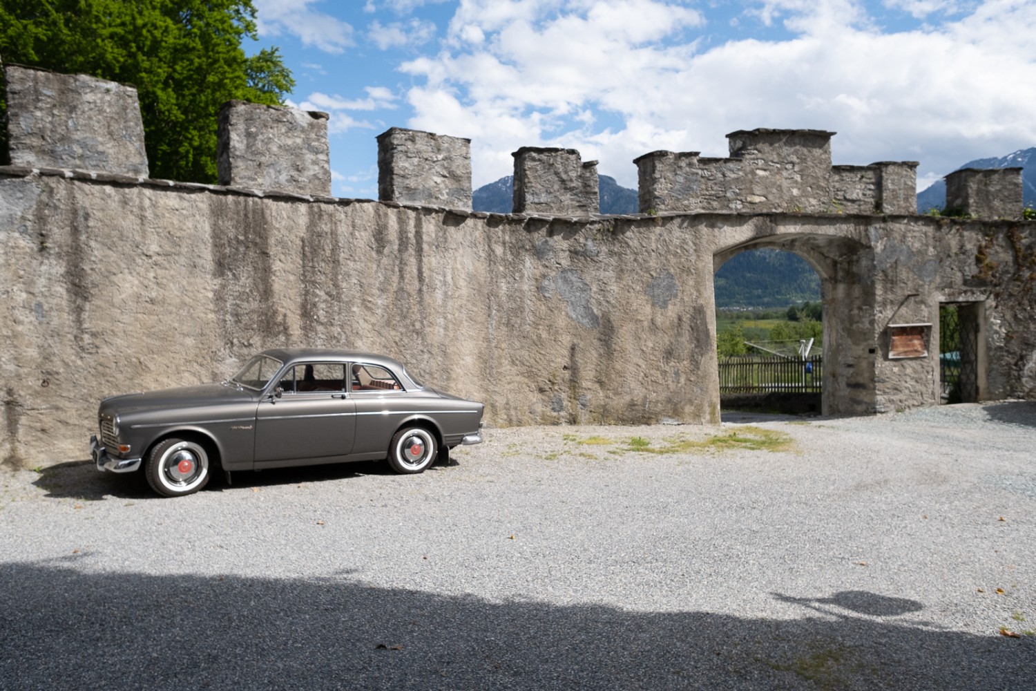 Presso il castello di Rietberg è possibile dare per lo meno un’occhiata dietro alle possenti mura di cinta. Foto: Markus Ruff