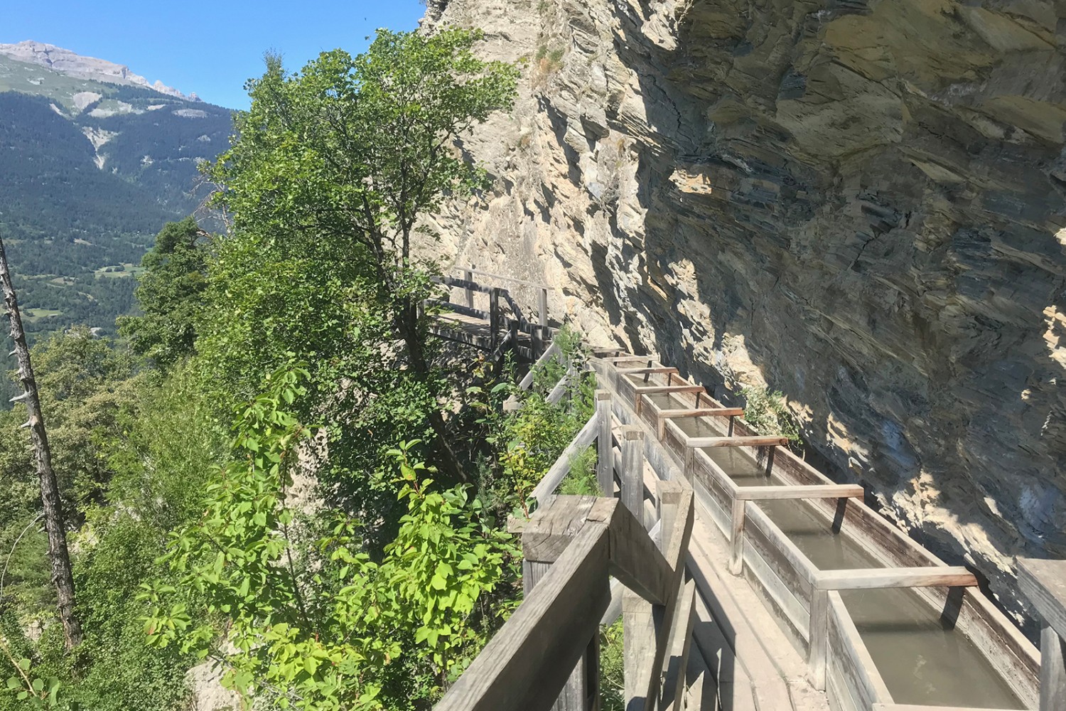 Presso il Revers du Châtelard la conduttura idrica e il sentiero sono sospesi in modo spettacolare nella parete rocciosa verticale.