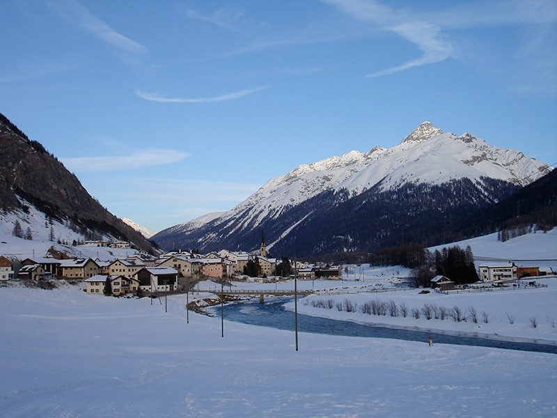 Märchenhaft in die verschneite Landschat eingebettet liegt S-chanf, in dem die Villa Flor beheimatet ist.