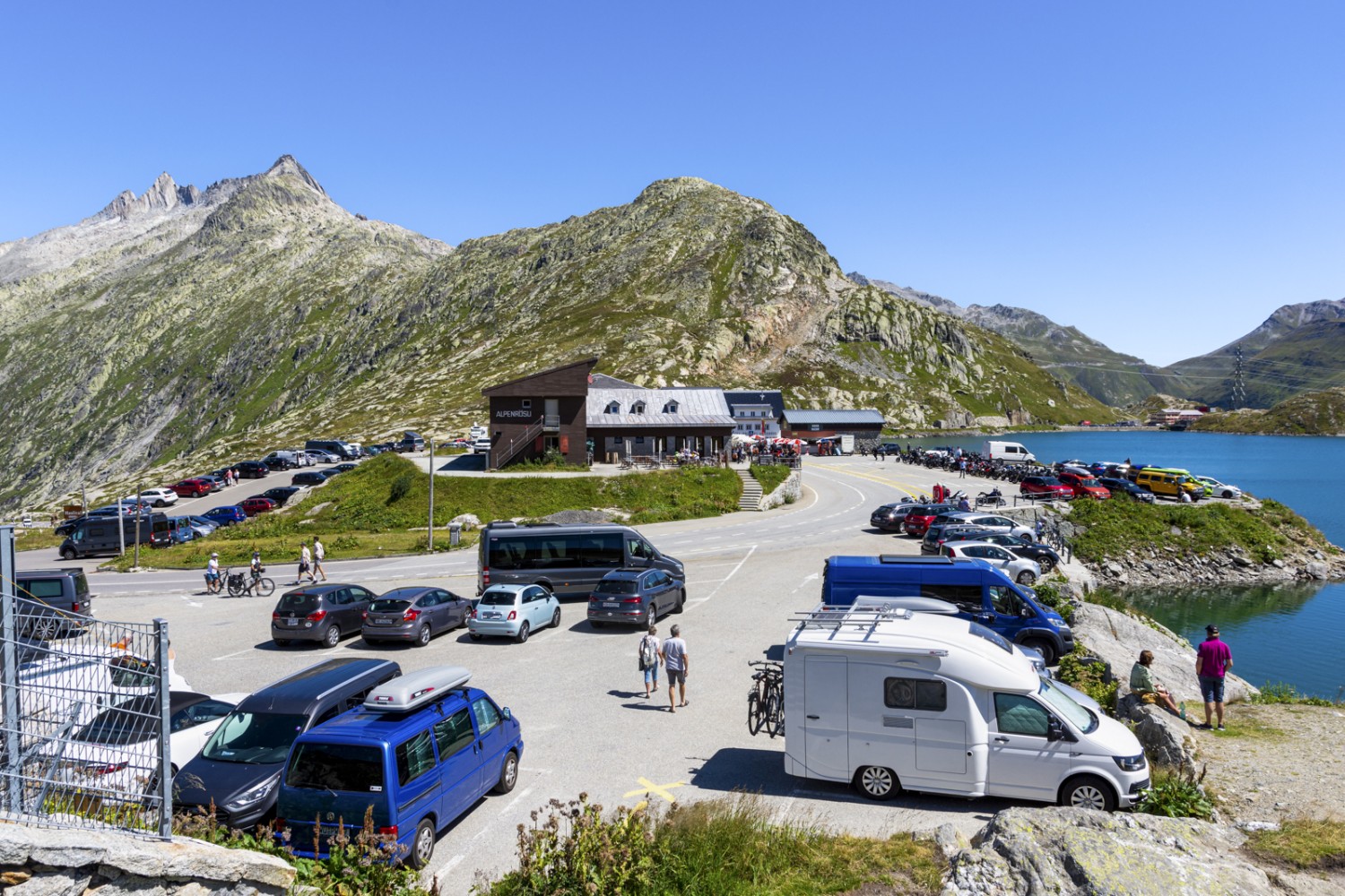 Le col du Grimsel est à la fois un axe routier et un lieu d’excursion. Photo: Franz Ulrich