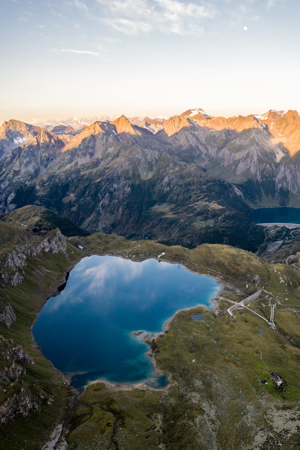 In fondo brilla il Lago Castel. Immagine: Jon Guler