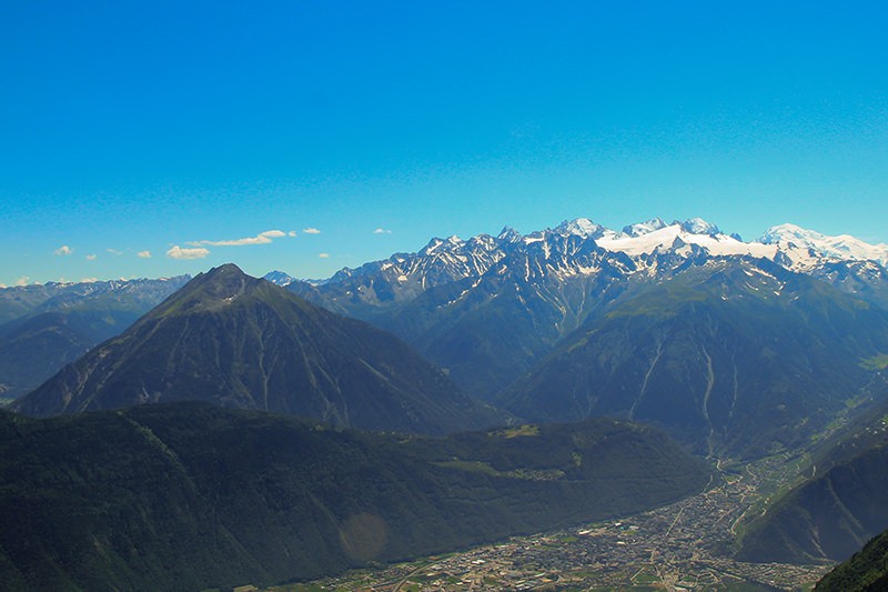 Der Catogne, die Pyramide links im Bild, gehört geologisch betrachtet zu den eisigen Kuppen des Mont-Blanc-Massivs. Bilder: Elsbeth Flüeler
