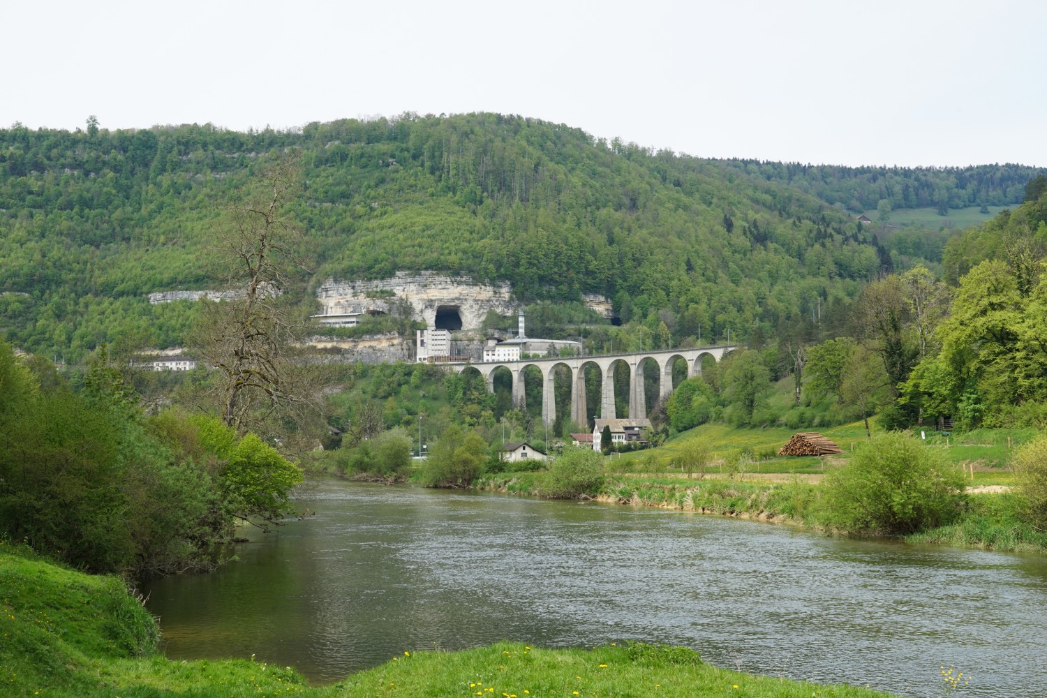 St-Ursanne: le viaduc ferroviaire et la galerie menant au laboratoire souterrain du Mont Terri. Photo: Reto Wissmann