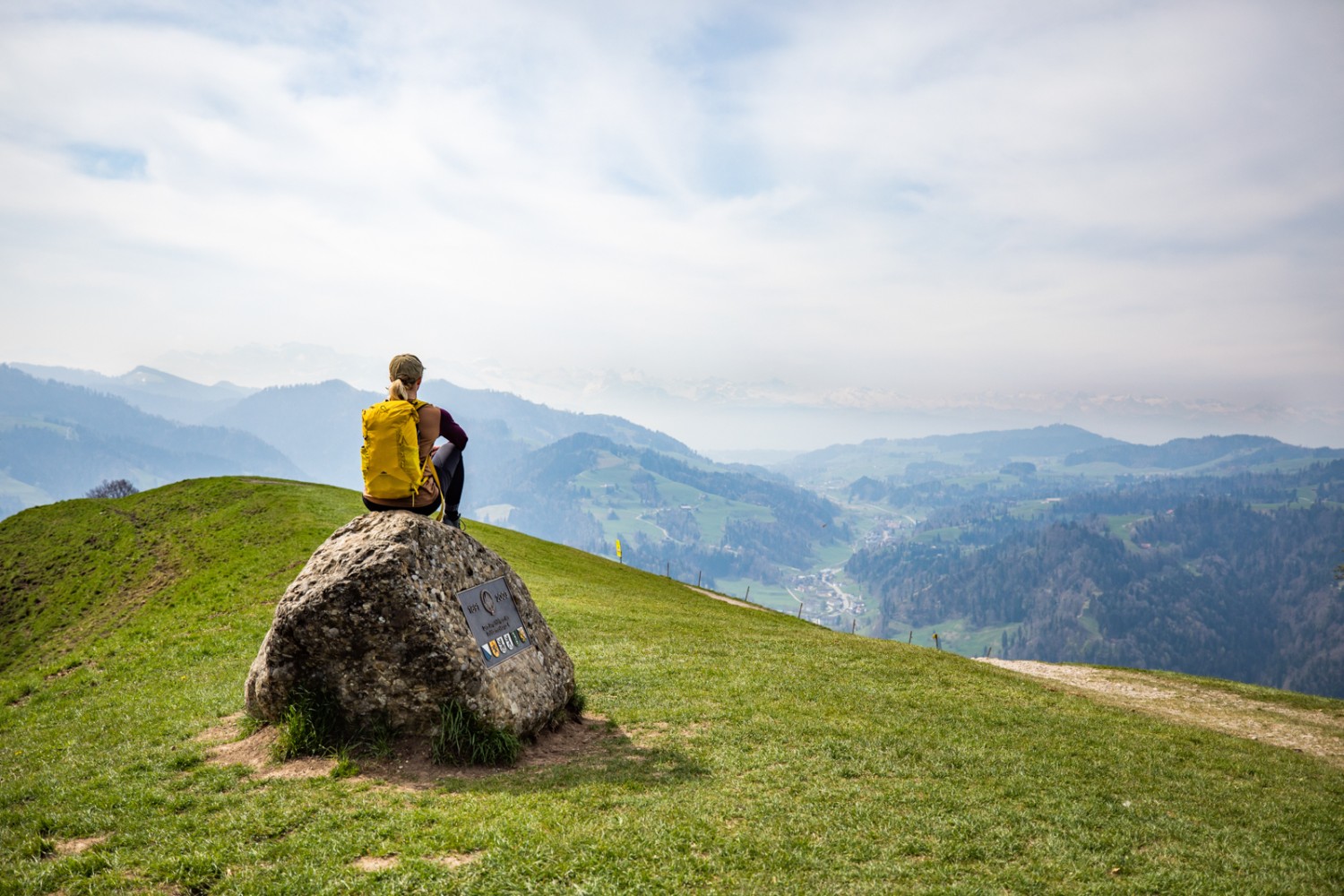 Par beau temps, on aperçoit les Alpes glaronnaises depuis le sommet du Hörnli. Photo: Wanderblondies