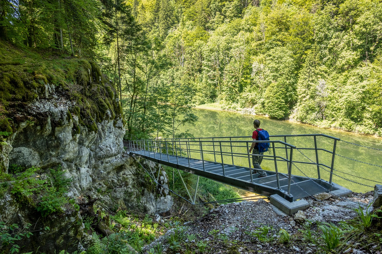 Die neue Passerelle am Doubs führt über eine Schlucht, wo der alte Weg immer wieder durch Erosion beschädigt wurde. Bild: Fredy Joss