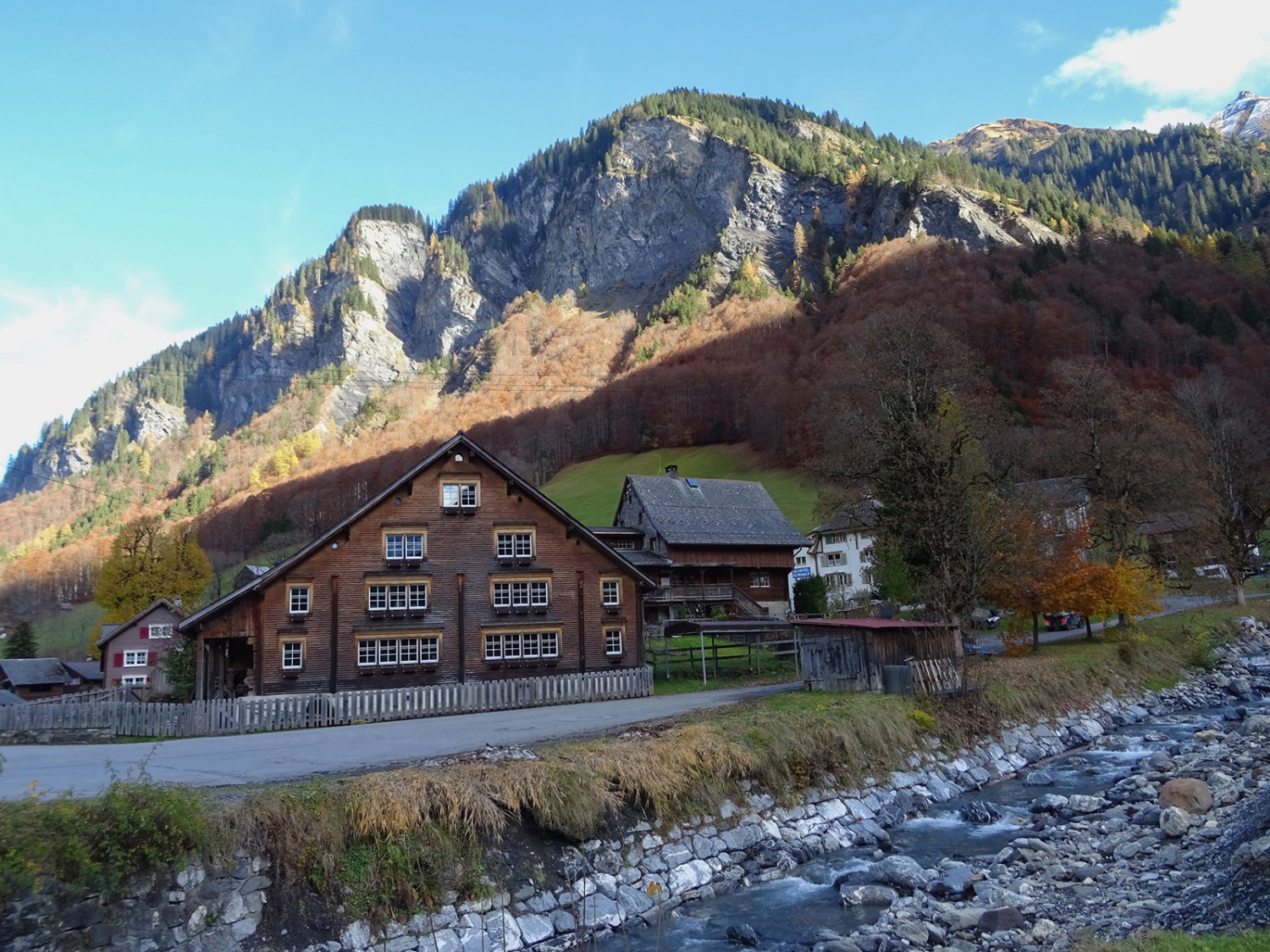 Zur Arena der Wasserfälle bei Batöni