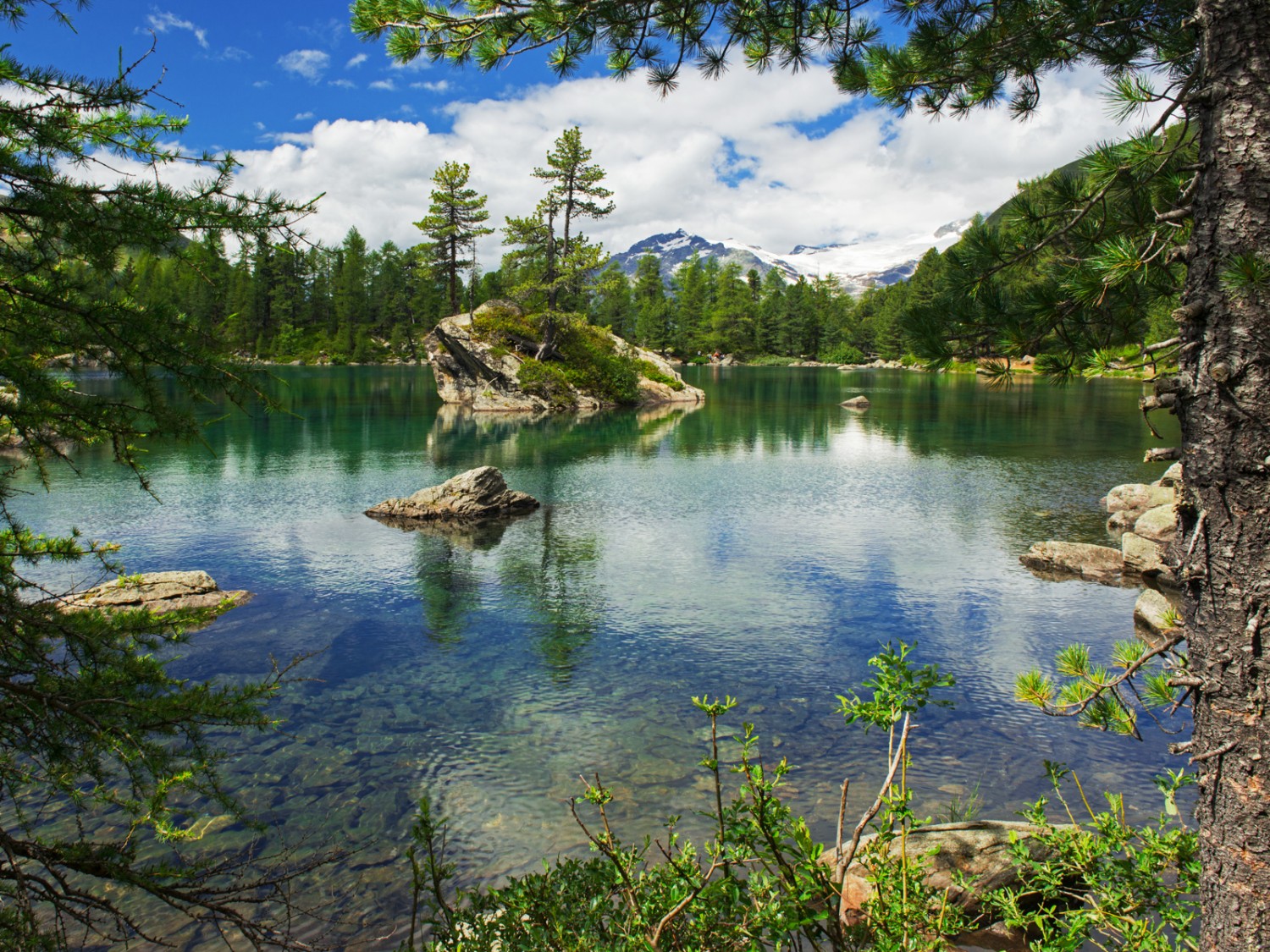 La gita in montagna inizia in modo spettacolare: il lago di Saoseo. Foto: natur-welten.ch