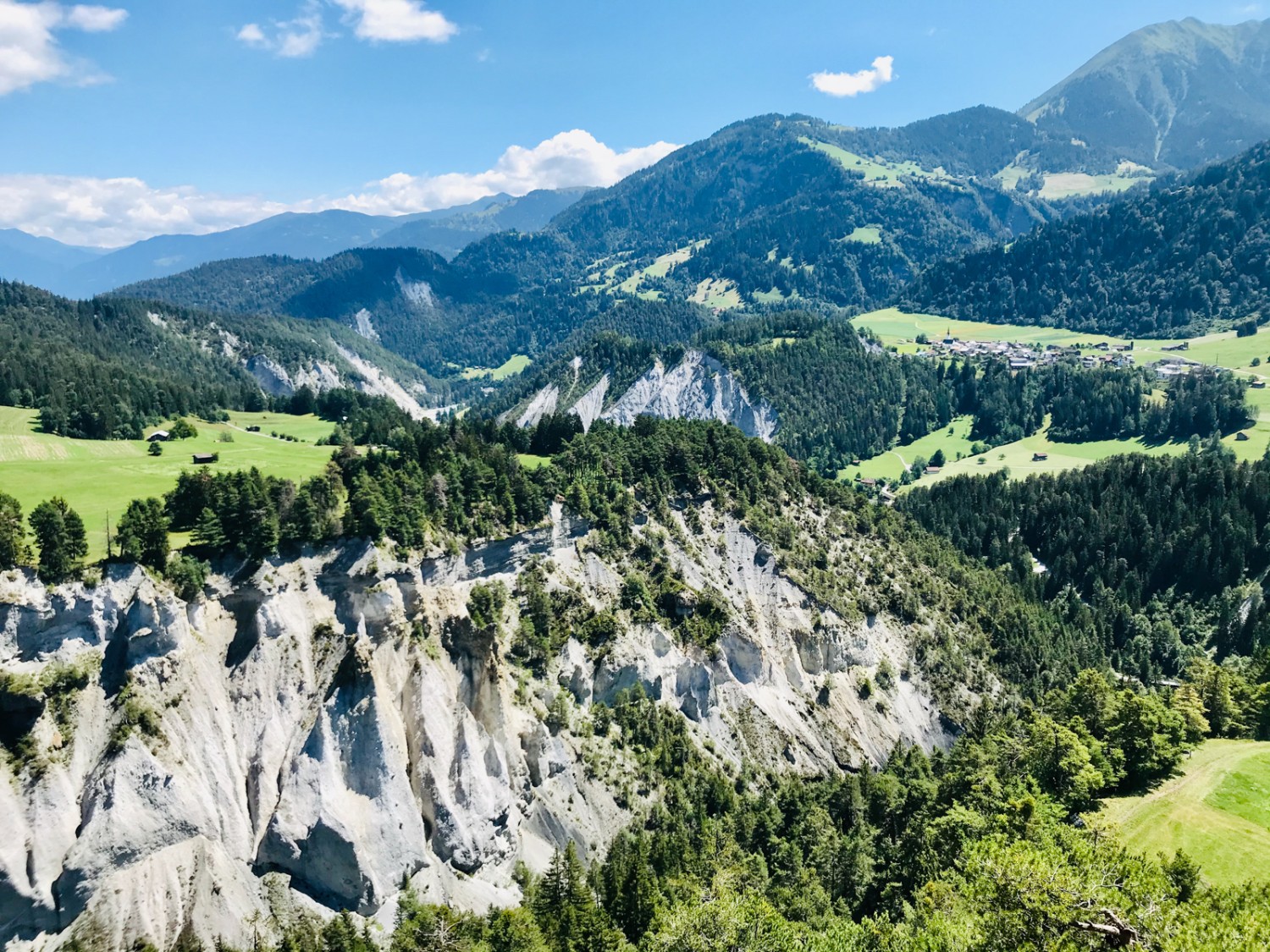 Ausblick vom Aussichtsturm im Abstieg von Laax nach Valendas-Sagogn. Bild: Michael Roschi