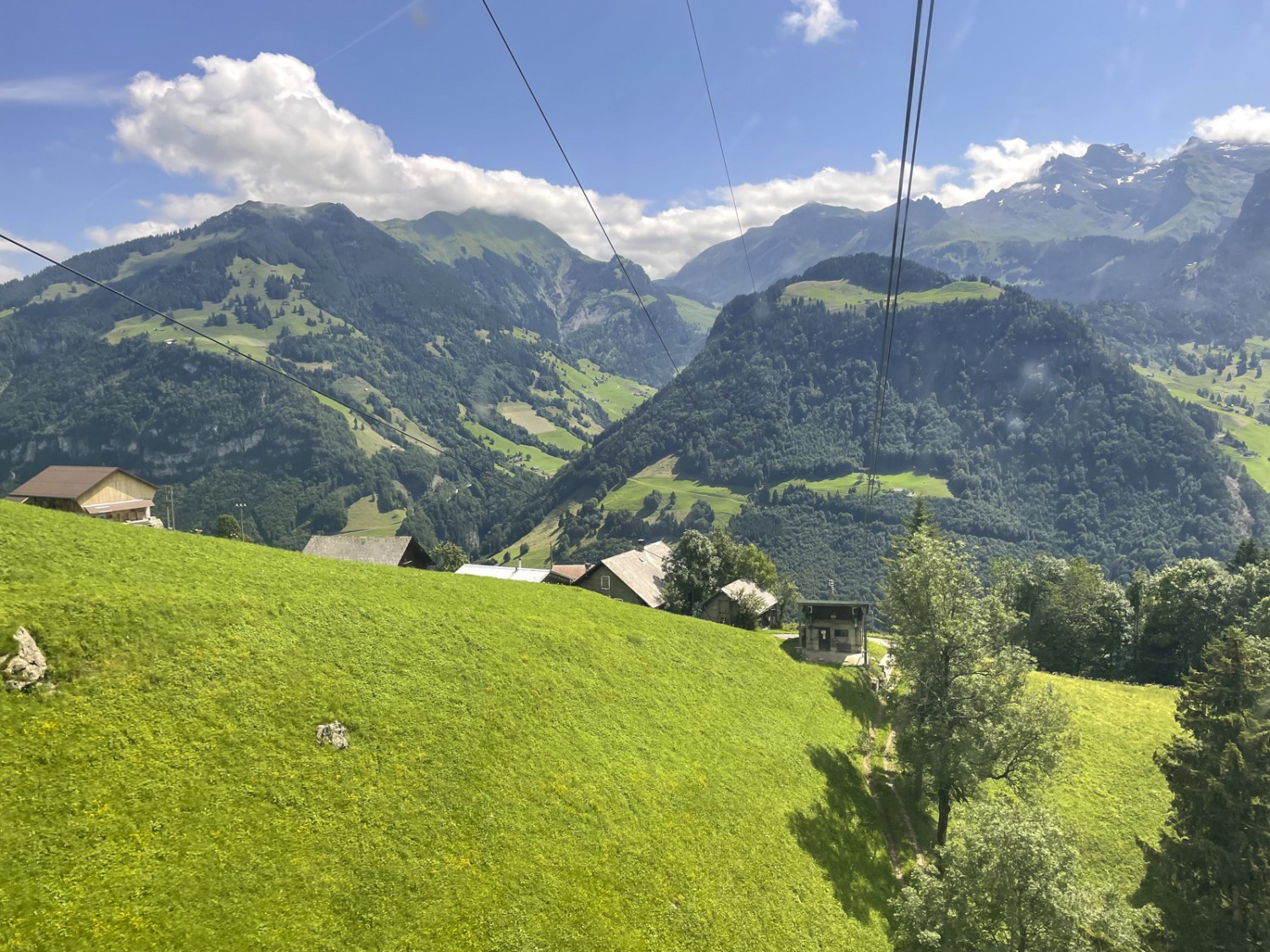 Ausblick aus der Oberalp-Bahn zurück auf Hinterdiegisbalm. Bild: Rémy Kappeler