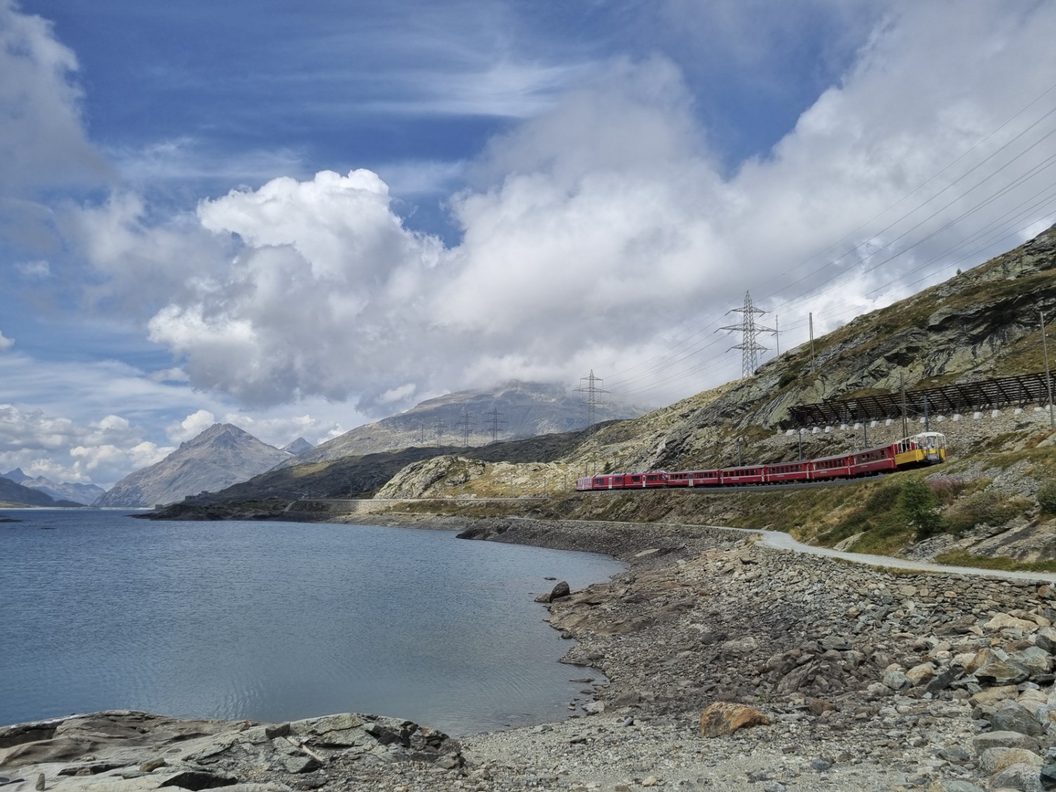 Il lago Bianco – presto sarà raggiunta la meta: la stazione della Ferrovia Retica sul Passo del Bernina. Foto: Nathalie Stöckli