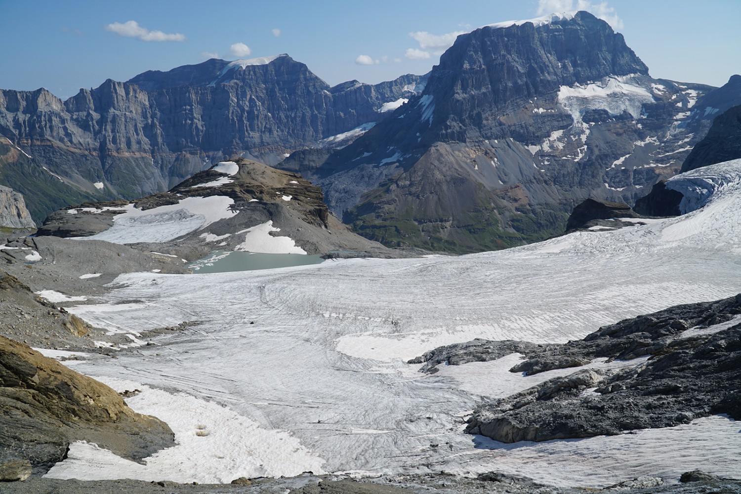 L’imposant glacier du Claridenfirn s’étend aux pieds des randonneurs.