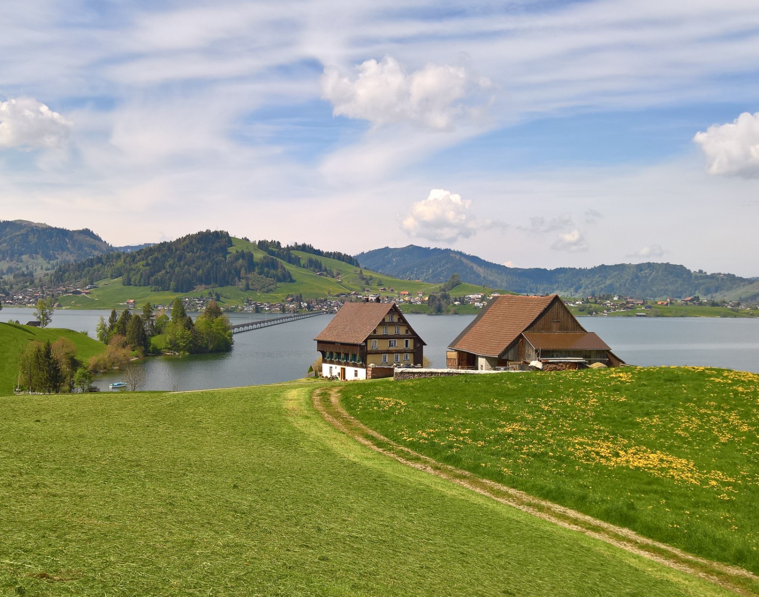 Salendo verso lo Stöcklichrüz si gode di una splendida vista sul lago di Sihl. Foto: Andreas Staeger