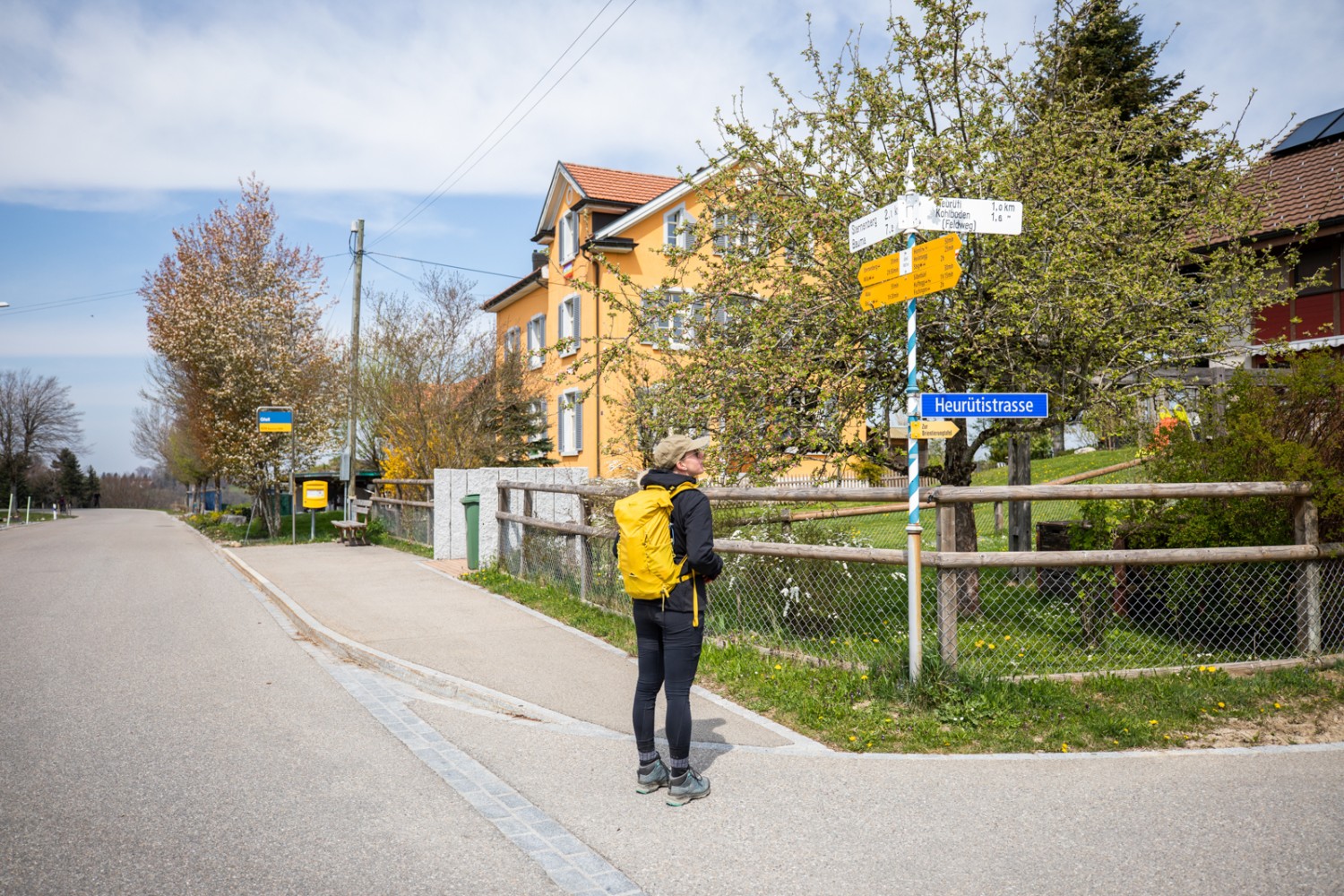 Ab Gfell verläuft die Route ein Stück auf der Strasse. Bild: Wanderblondies