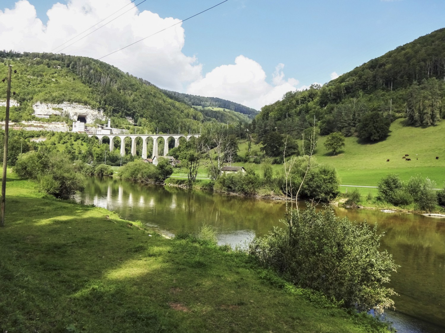 Das Loch in der Bergwand hinter dem Bahnviadukt von St-Ursanne ist das Überbleibsel einer ehemaligen Kalkmine. Bild: Miroslaw Halaba