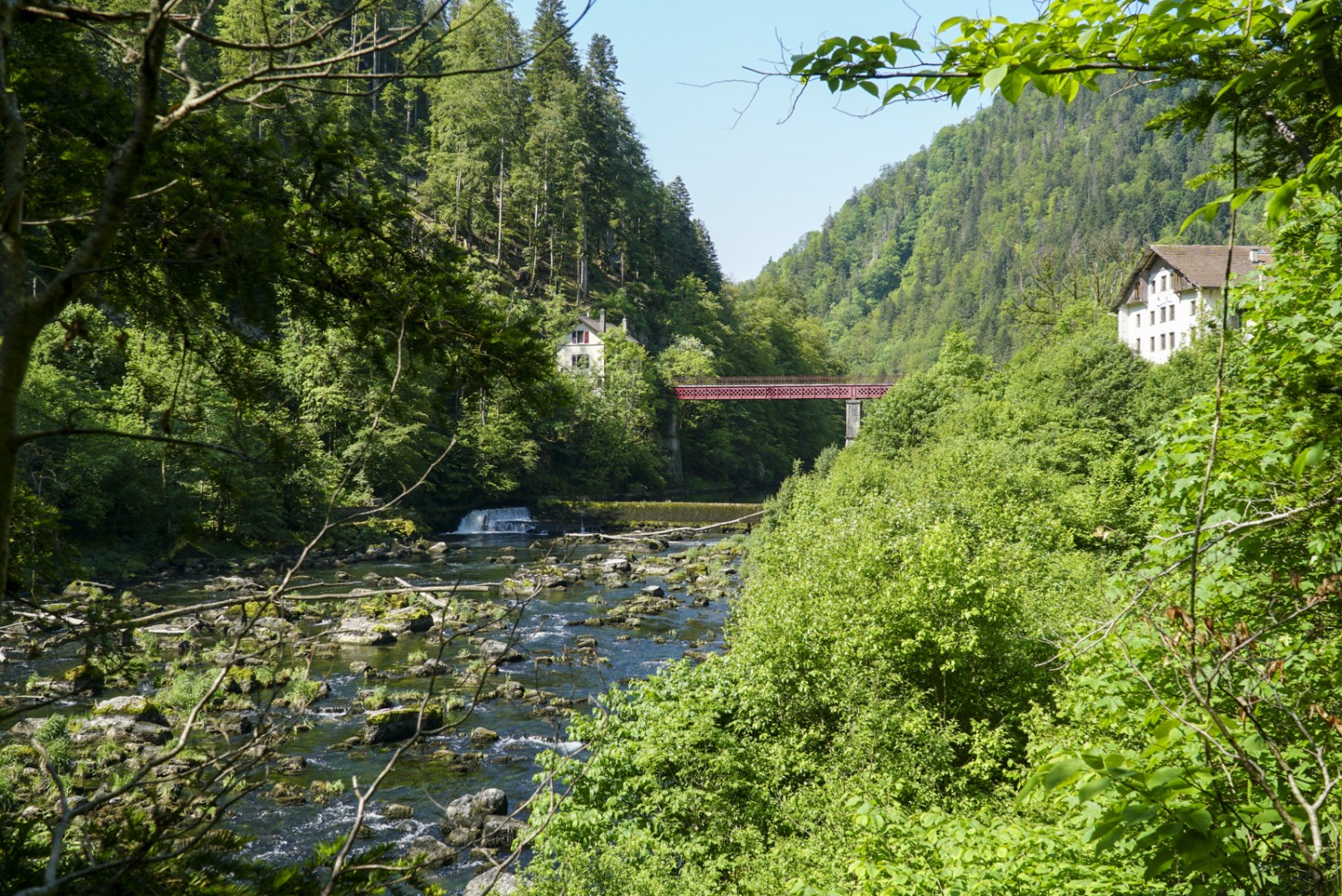 Diese Brücke über den Doubs passiert die Grenze zwischen der Schweiz und Frankreich. Bild: Mia Hofmann