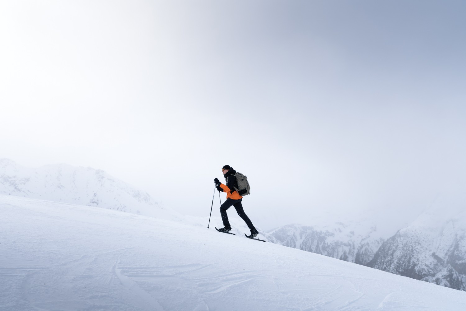 Während der ganzen Wanderung befindet man sich inmitten der Bündner Bergwelt. Bild: Jon Guler 