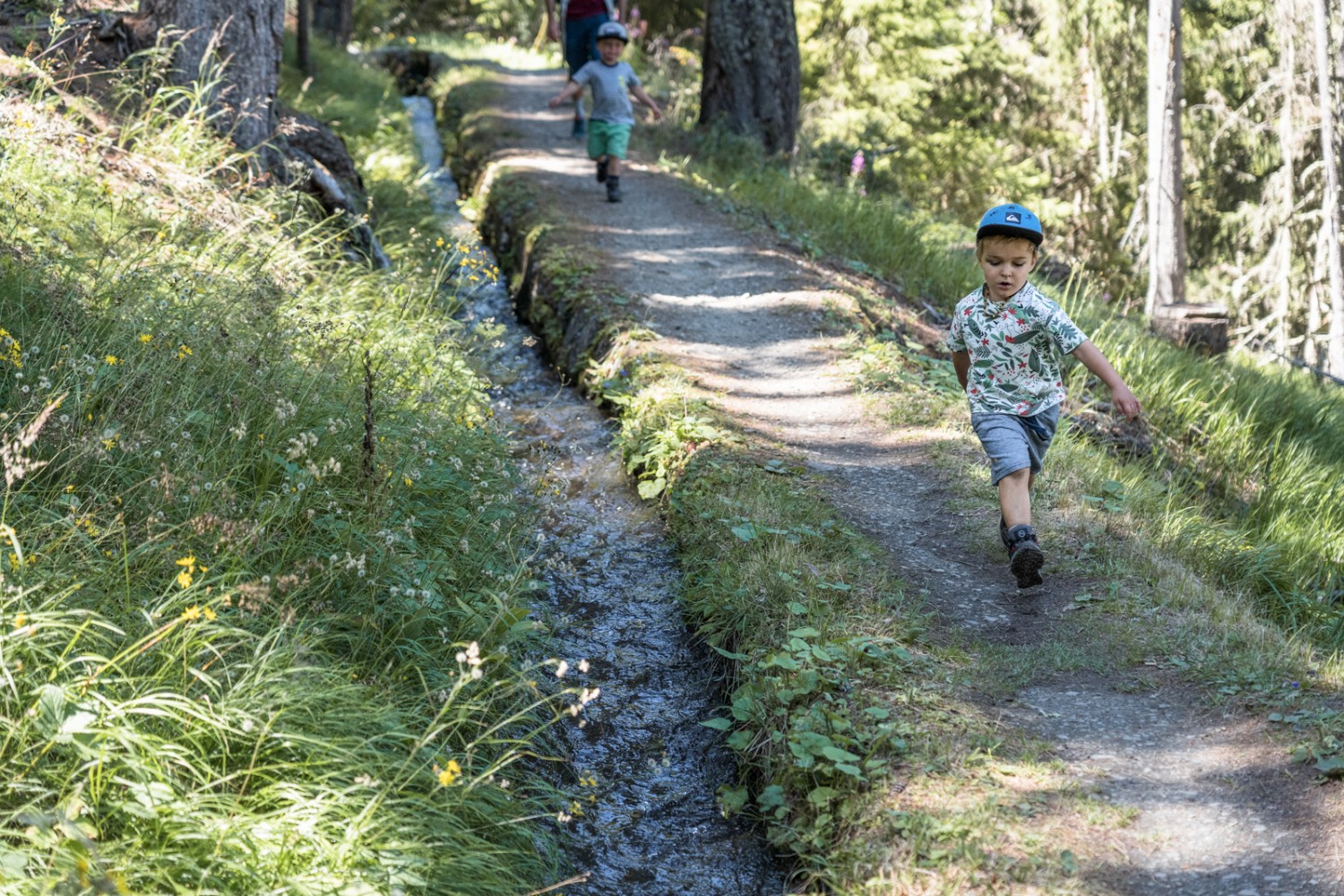 Les bateaux sont rapides, les enfants aussi. Photo: Thomas Knecht