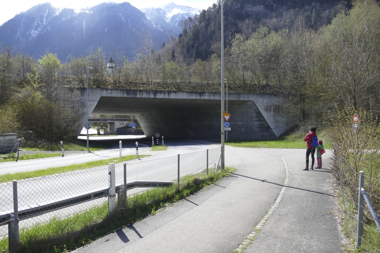 Entre le barrage et le foyer de Herrenmätteli, l’itinéraire longe brièvement des routes fréquentées. Photo: Kim Bütikofer 