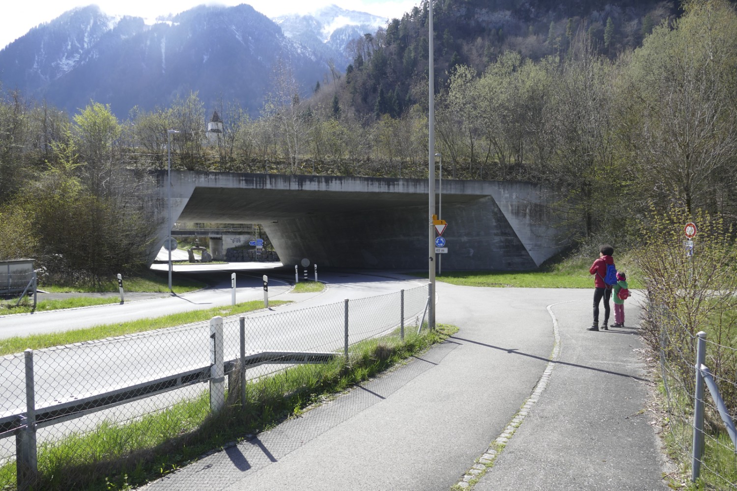 Entre le barrage et le foyer de Herrenmätteli, l’itinéraire longe brièvement des routes fréquentées. Photo: Kim Bütikofer