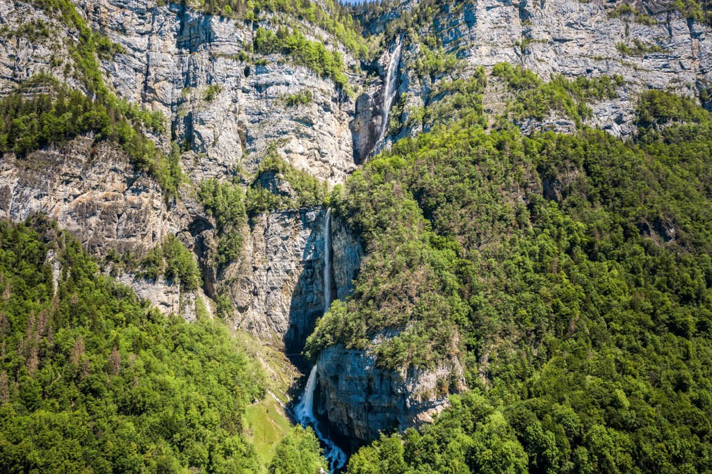 Geballte Ladung Wasser: die Seerenbachfälle fallen insgesamt über 600 Meter tief. Bild: Jon Guler