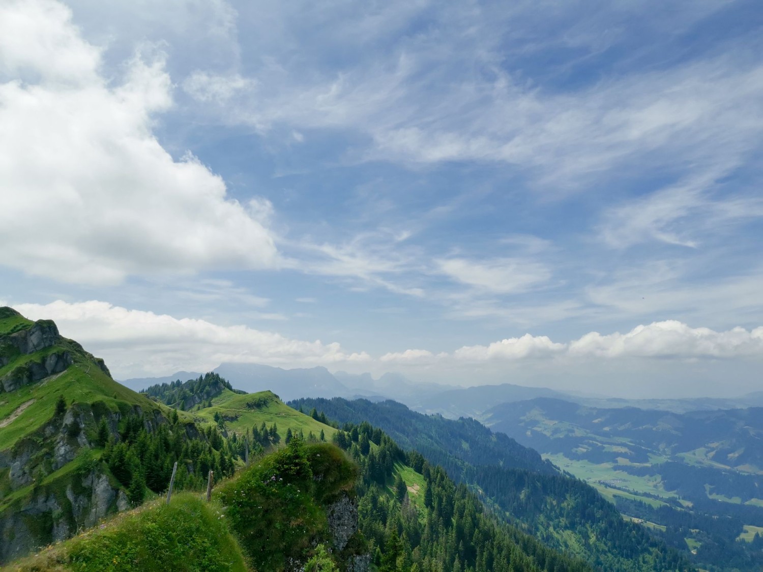 Phänomenale Aussicht auf dem Rücken der Beichle, hier in Richtung Südwest zum Hohgant und zur Sichle.