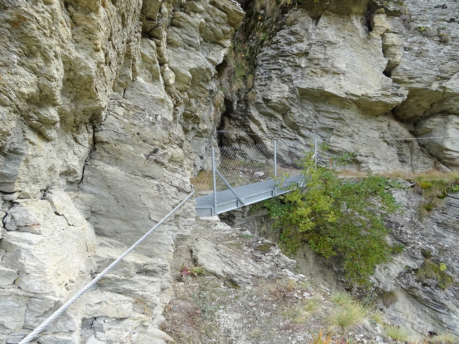 Immer bietet der Weg entlang den Felsen spektakuläre Tiefblicke.