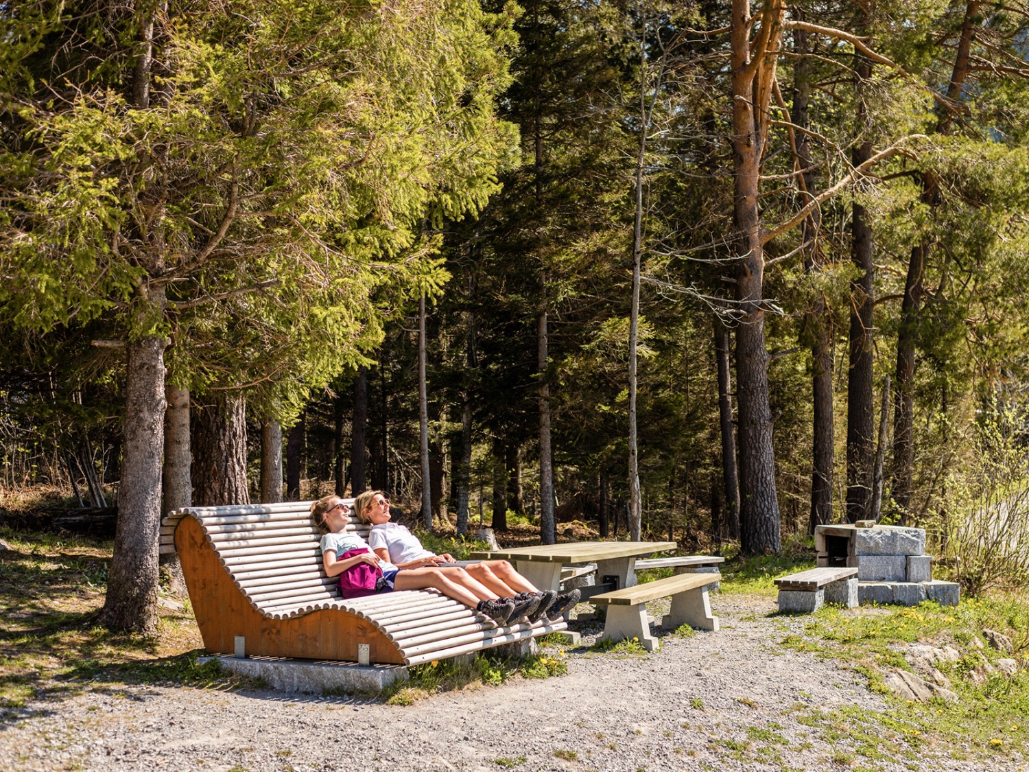 Wohlverdiente Pause bei der Feuerstelle Wissenegg. Bild: Wanderblondies