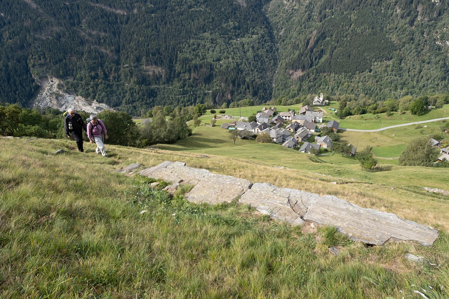 Im steilen Aufstieg vom Dorf Braggio nach Mondent. Bilder: Markus Ruff