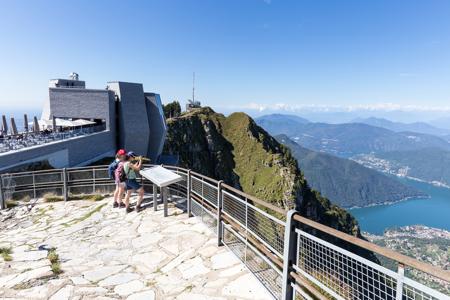 La migliore vista del Ticino dalle rocce su cui si erge il «Fiore di pietra» firmato Mario Botta. Immagini: Daniel Fleuti