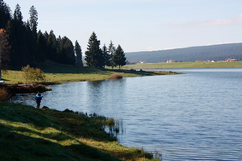 Der malerische Lac des Taillères mit Fischer. Bild: Anne-Sophie Scholl