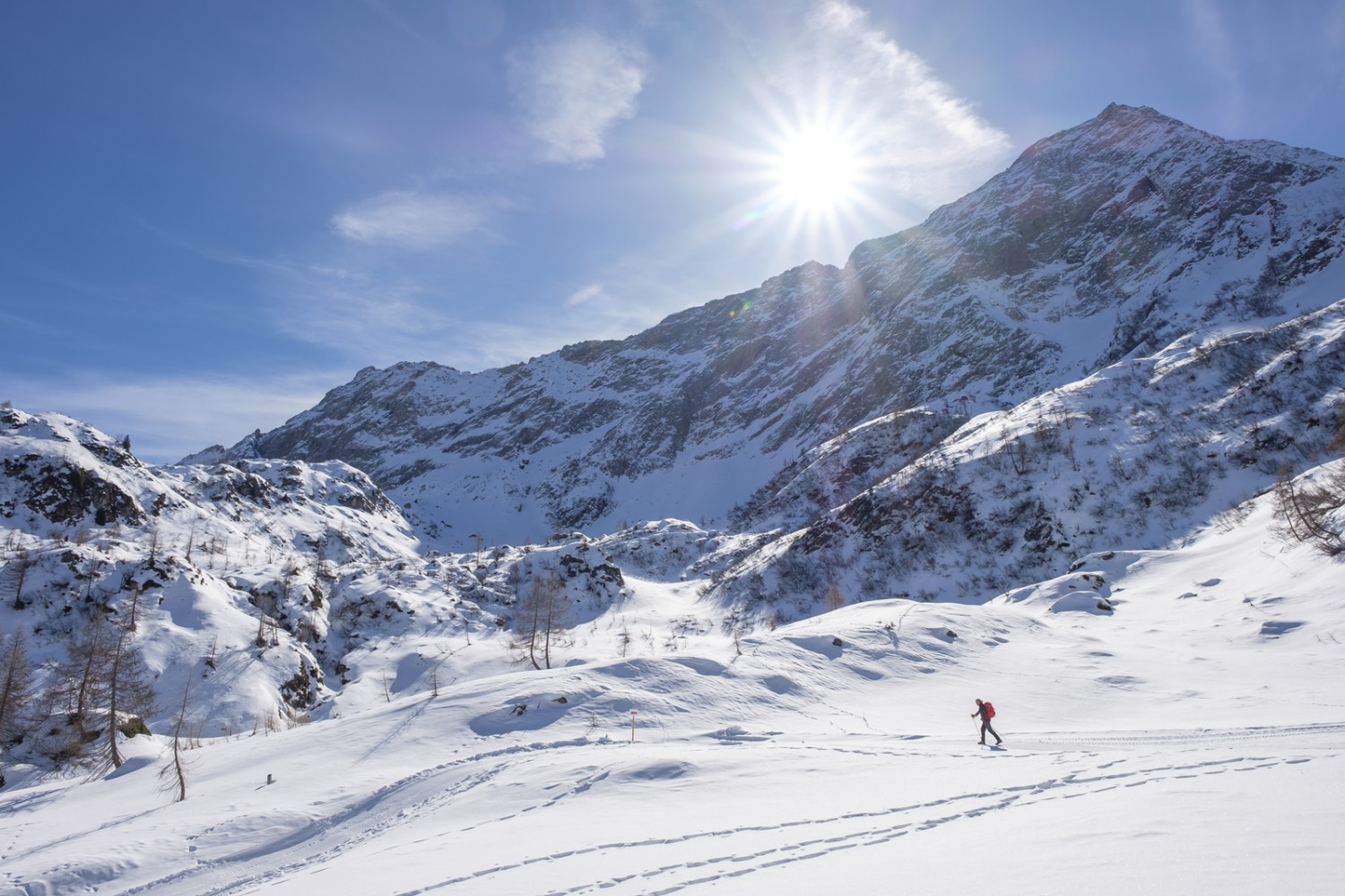 Il sentiero per escursionismo invernale inverte la rotta nella silenziosa cornice di Val Pozzuolo. Foto: Iris Kürschner