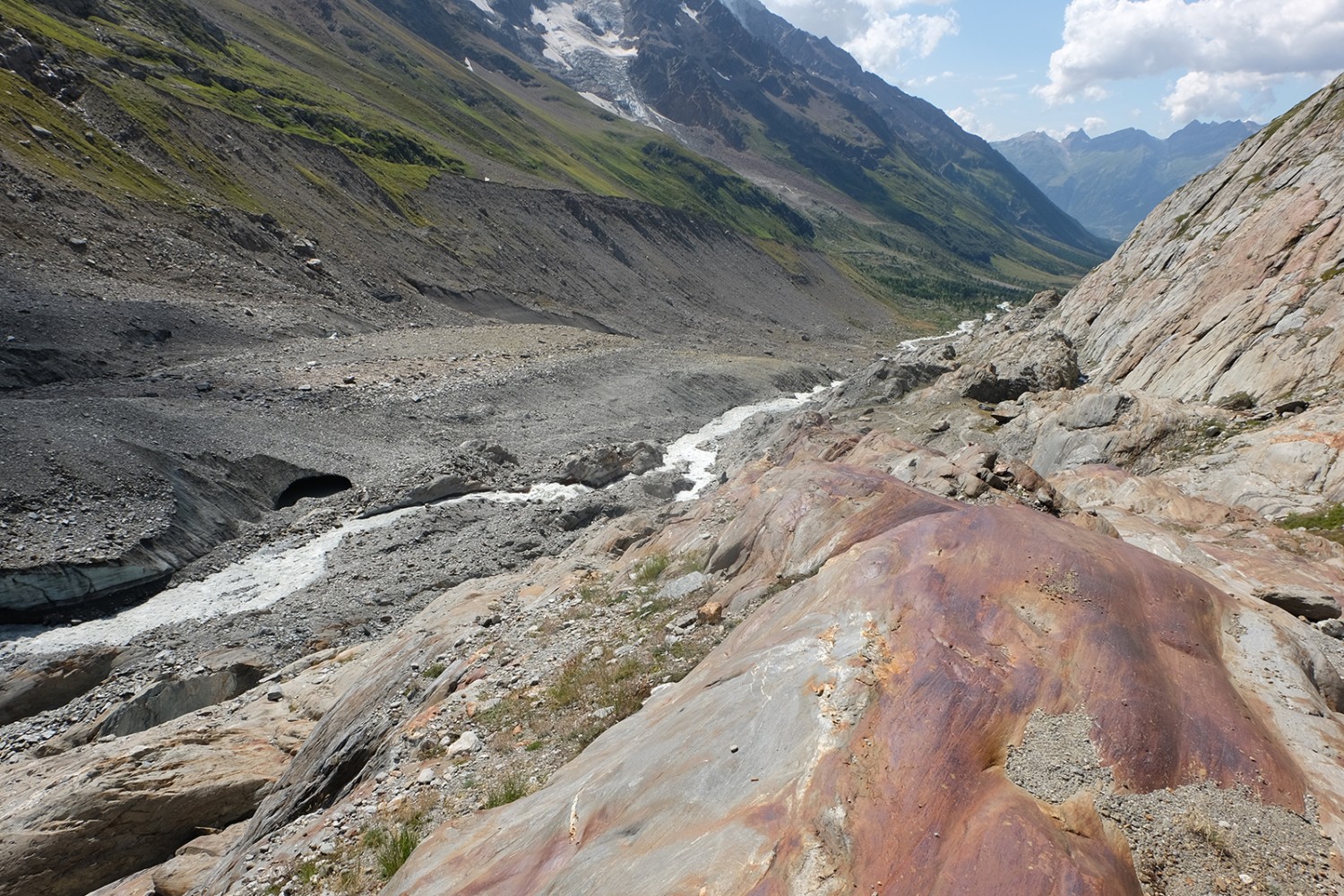 Die Spuren des Langgletschers: abgeschliffene Steine und Moränen am Gegenhang. Bild: Elsbeth Flüeler
